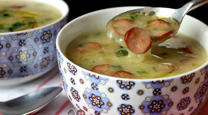 Aprenda a preparar essa  Sopa cremosa de mandioca com calabresa- deliciosa